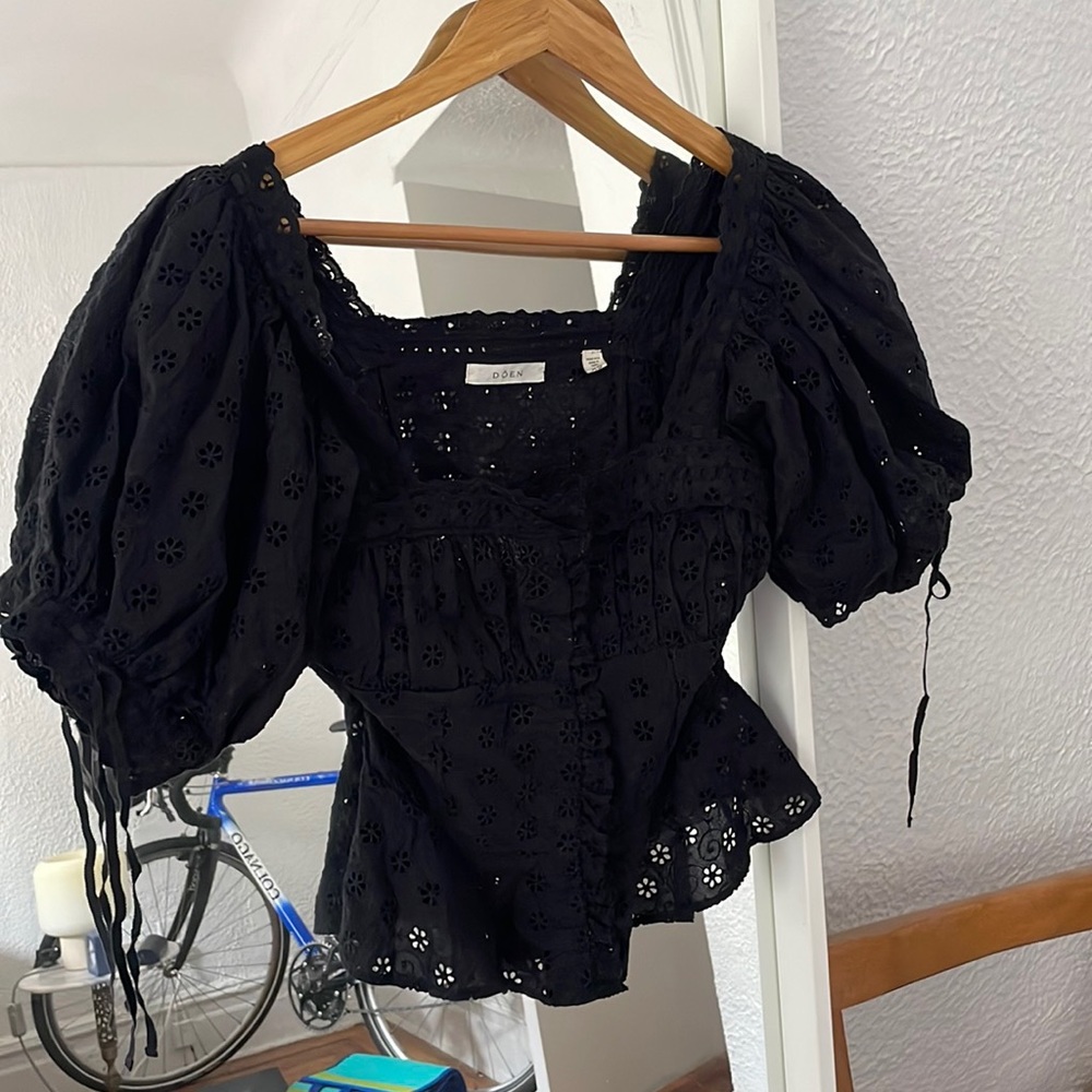 Doen eyelet top